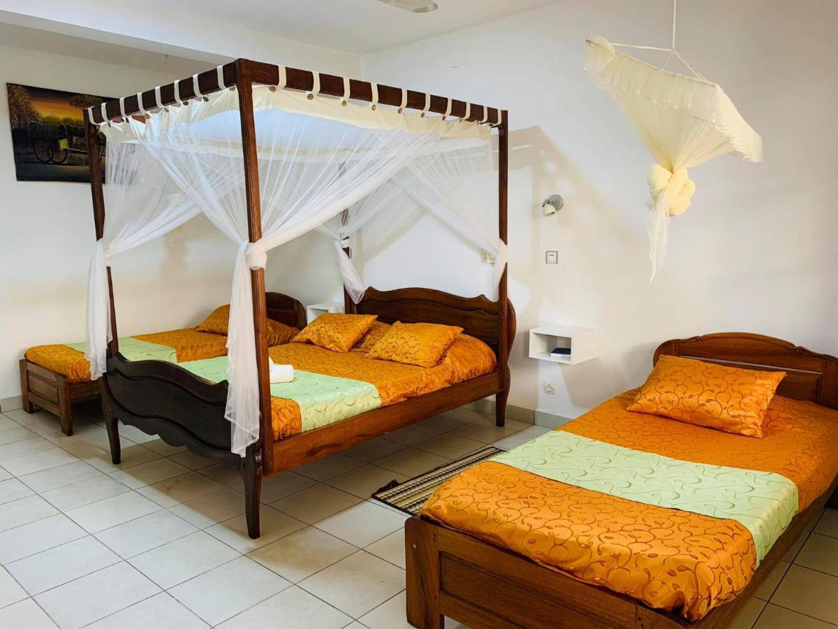 Hotel - Appartement Meuble " Les Flots Bleu " أنتاناناريفو المظهر الخارجي الصورة