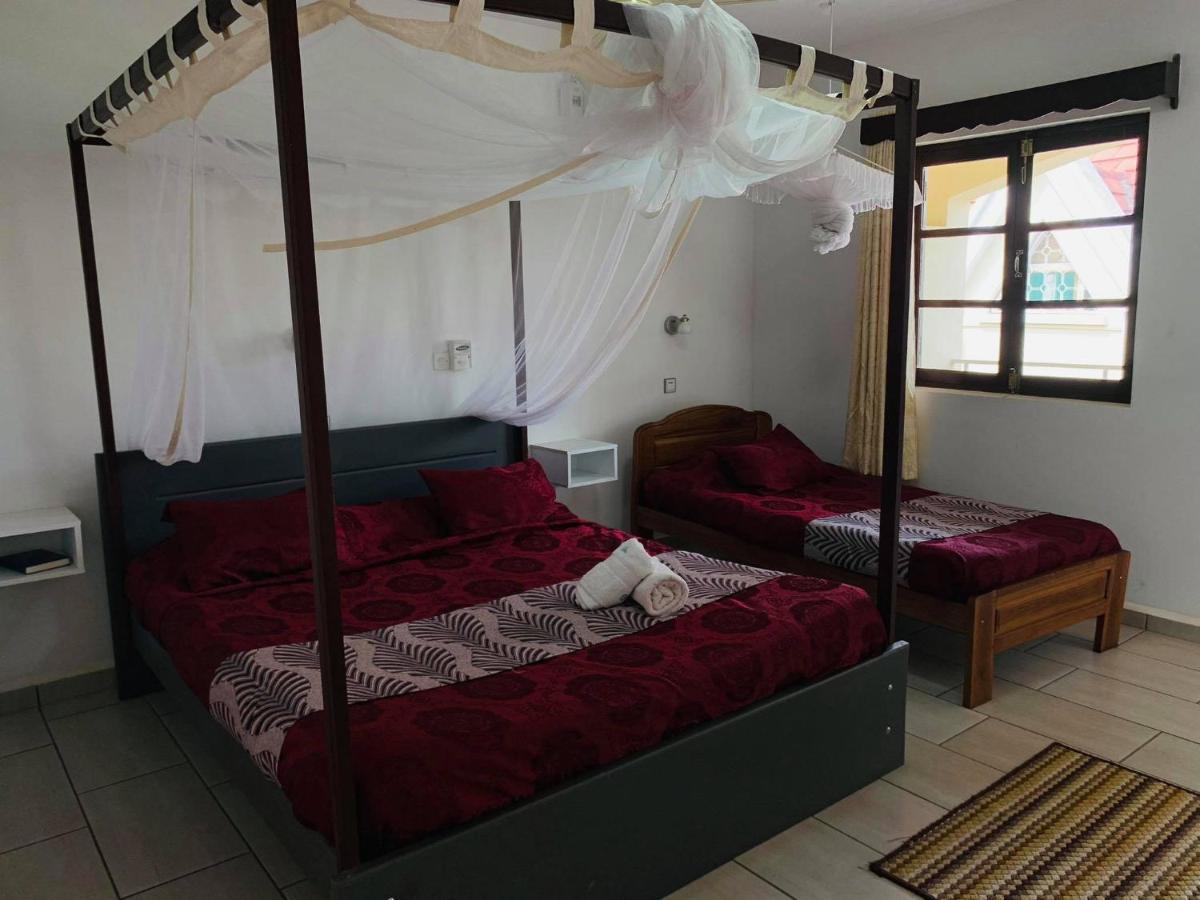 Hotel - Appartement Meuble " Les Flots Bleu " أنتاناناريفو المظهر الخارجي الصورة