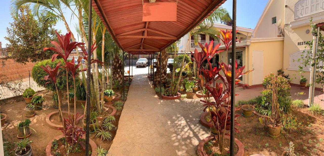 Hotel - Appartement Meuble " Les Flots Bleu " أنتاناناريفو المظهر الخارجي الصورة