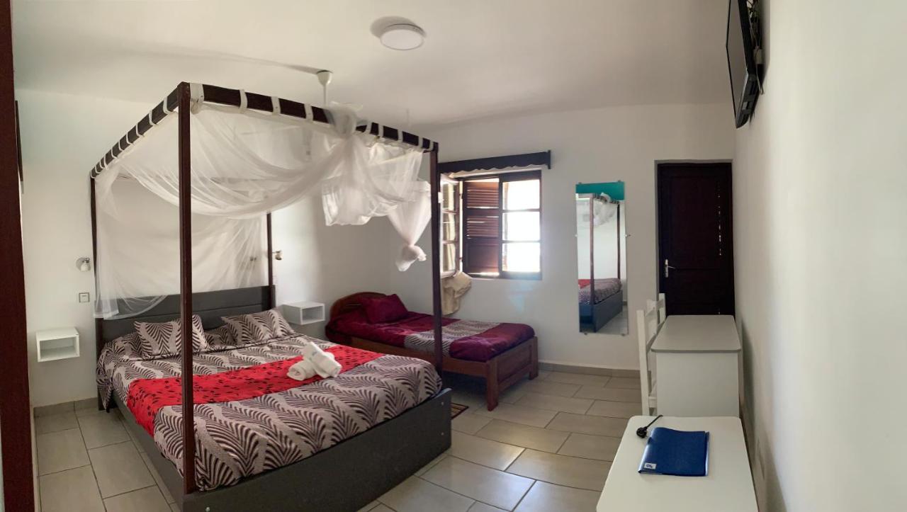 Hotel - Appartement Meuble " Les Flots Bleu " أنتاناناريفو المظهر الخارجي الصورة