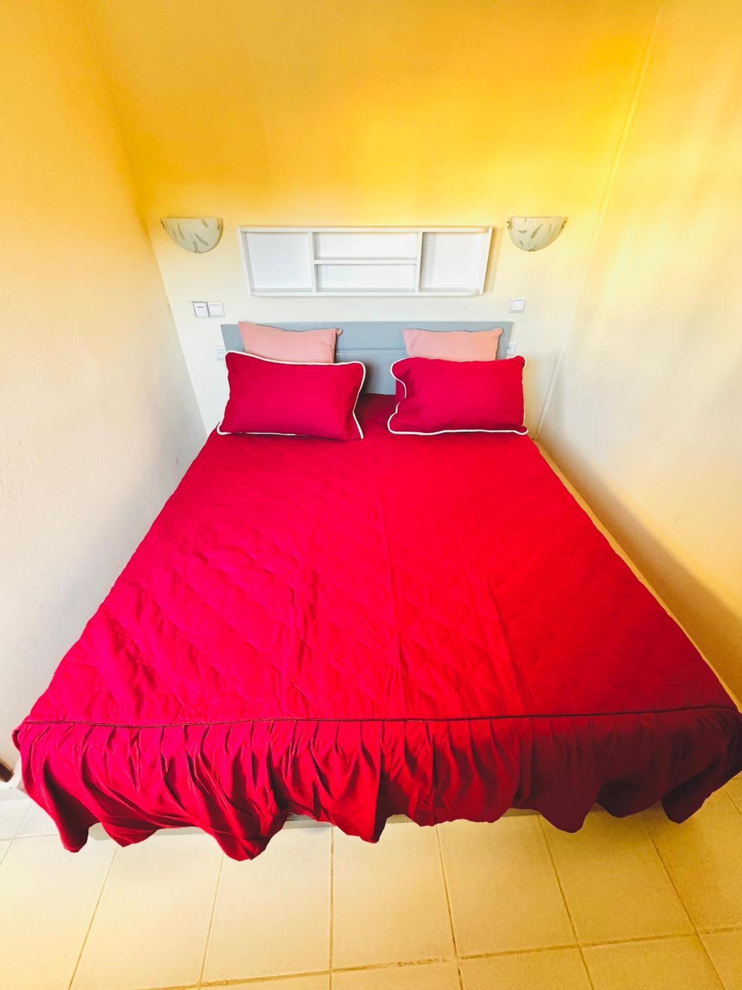 Hotel - Appartement Meuble " Les Flots Bleu " أنتاناناريفو المظهر الخارجي الصورة