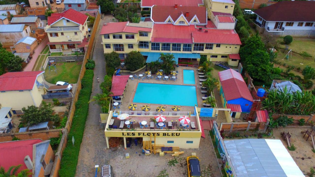 Hotel - Appartement Meuble " Les Flots Bleu " أنتاناناريفو المظهر الخارجي الصورة
